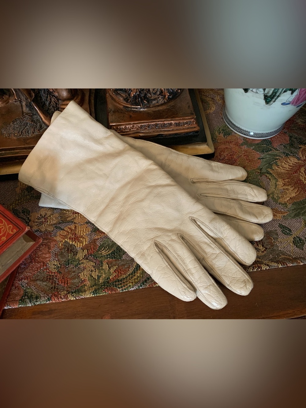 Vintage Victorian-inspo Off-White Leather Winter Bride Bridal Wedding Gloves